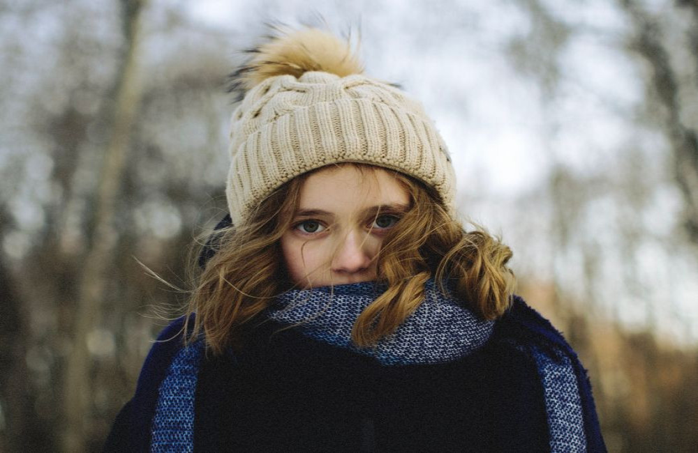 Hoe voorkom je statisch haar onder een wollen muts in november?