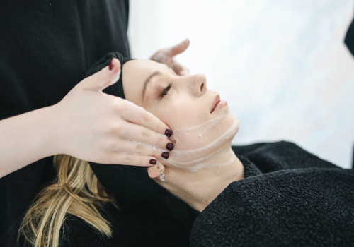 Hoe kunnen gezichtsbehandelingen helpen om je huid jong te houden?
