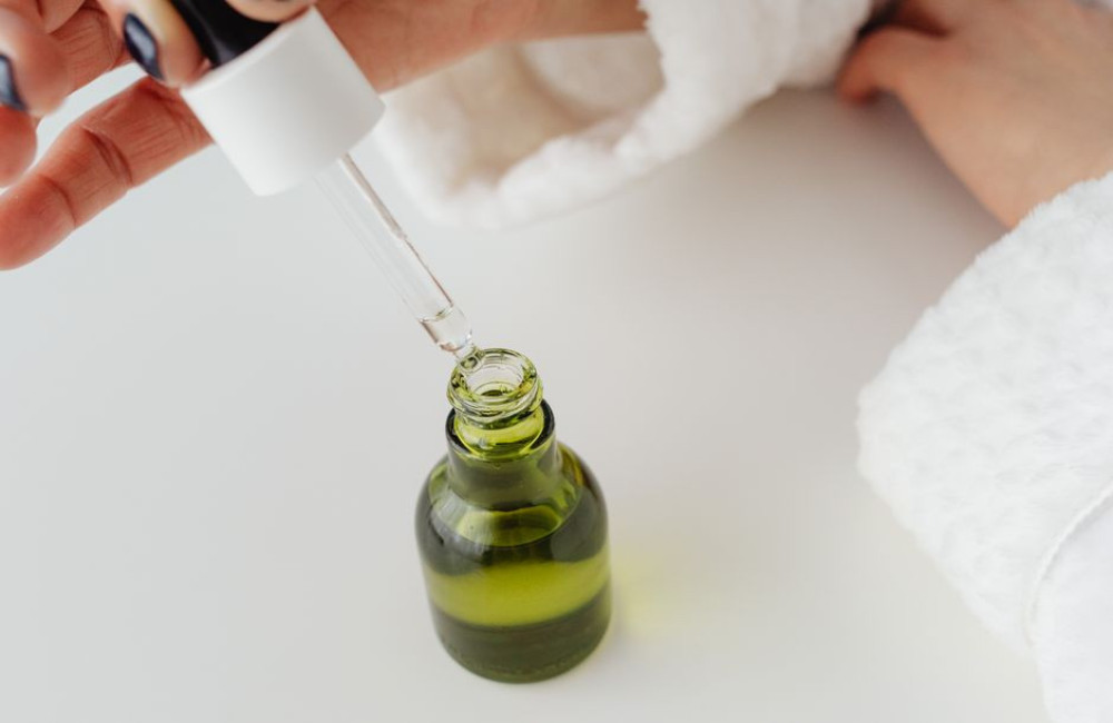 Kun je een glycolzuurtoner van 7% en retinol van 0,3% in dezelfde week gebruiken?