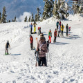 Welke SPF heb je nodig op wintersport op 2000 meter hoogte en hoe vaak smeer je opnieuw?