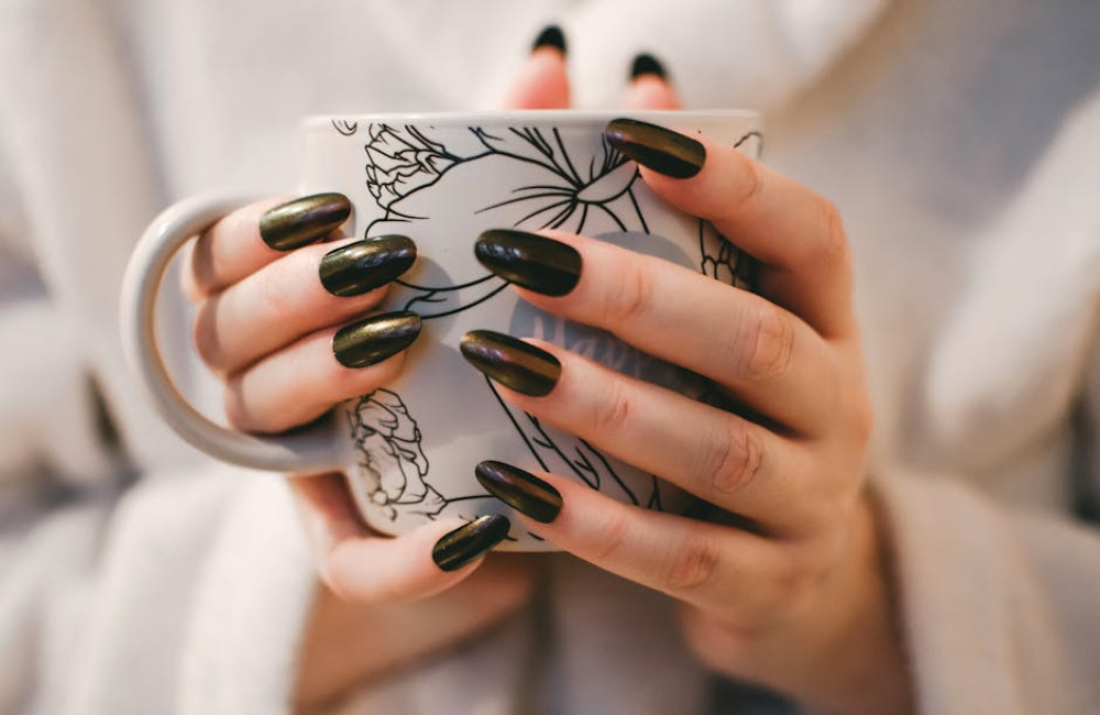 Hoe verzorg je je nagels voor een natuurlijke glans zonder nagellak?