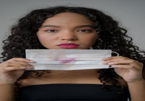 Hoe verwijder ik make-up vlekken uit kleding